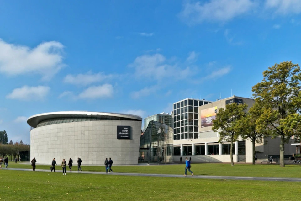 Explore-Amsterdam-Hop-on-Hop-off-with-public-local-transport