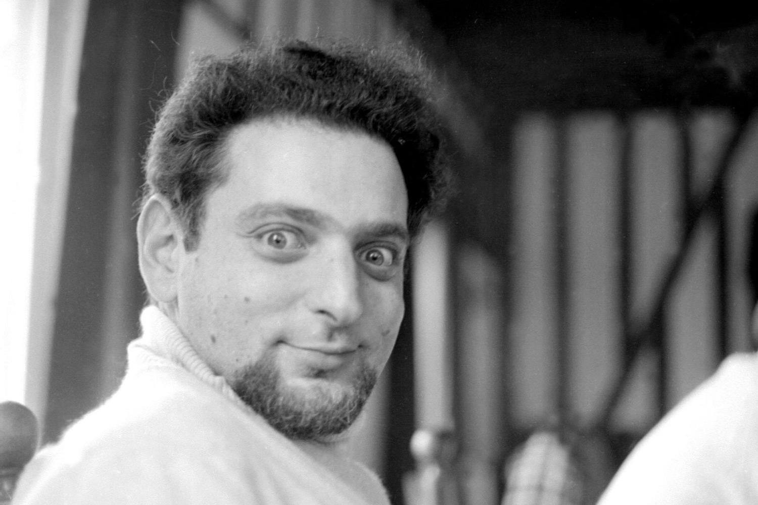 Una foto en blanc i negre d'una persona amb barba i cabell ritzat, amb un jersei lleuger, mirant a la càmera.