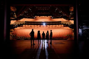 Ospiti di un tour nel backstage, in piedi sul Joan Sutherland Stage che guarda i posti a sedere del pubblico