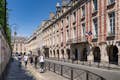 Gå langs Place des Vosges med en guide