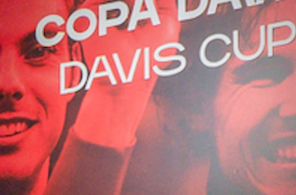 An exhibit showcasing Spain's Davis Cup achievements, with trophies, photos, and a bold red design featuring "España."