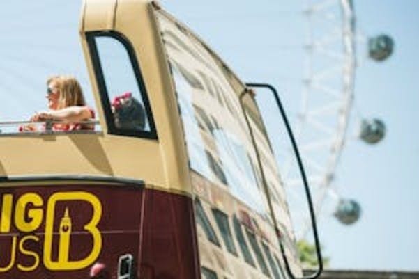 Une nacelle d'observation en verre sur le London Eye avec plusieurs personnes à l'intérieur surplombant le paysage urbain en contrebas.
