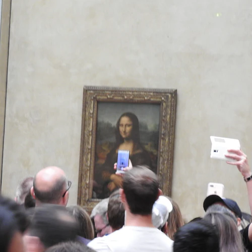 Louvre Museum: Dedicated Entry + Small Group Guided Tour - Photo 4
