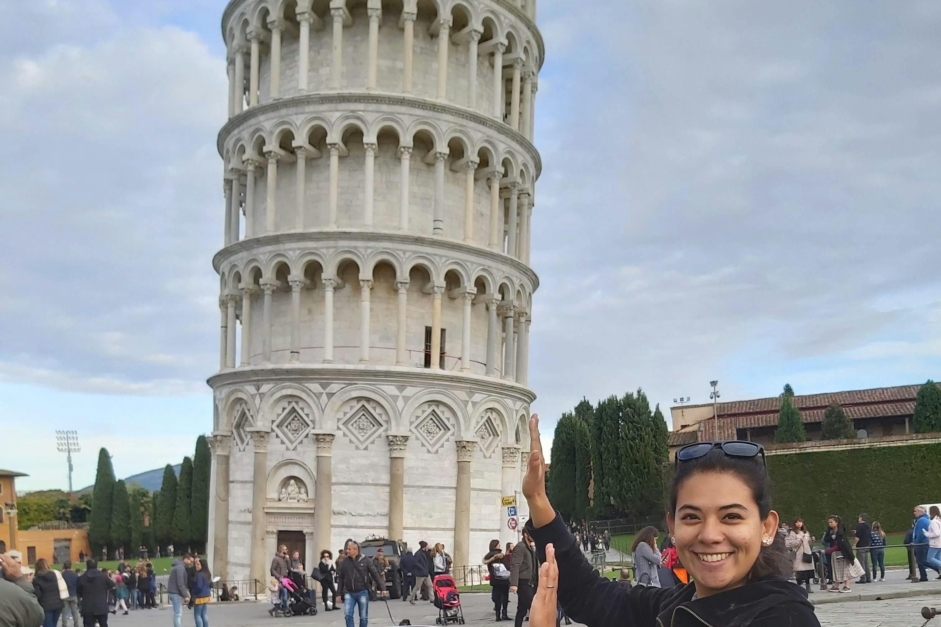 Afbeelding van staande vrouw met de scheve toren van Pisa