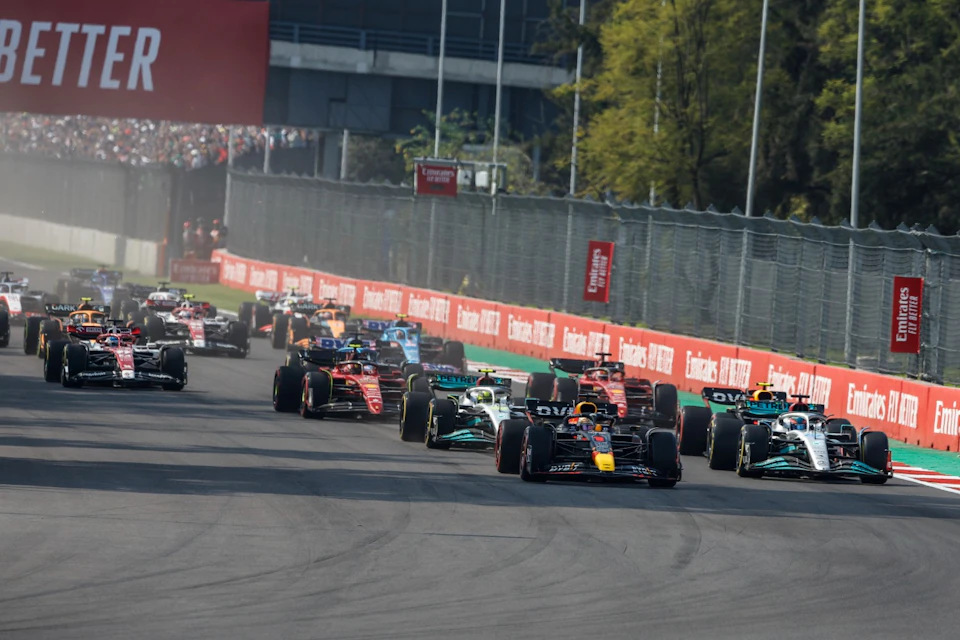F1 cars racing at the Autodromo Hermanos Rodriguez