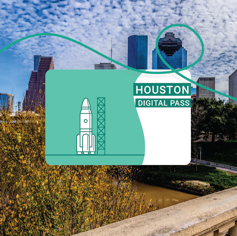 Panorama Houstonu s mrakodrapy a mraky, překrytá digitální karta s raketou a textem „Houston Digital Pass“.