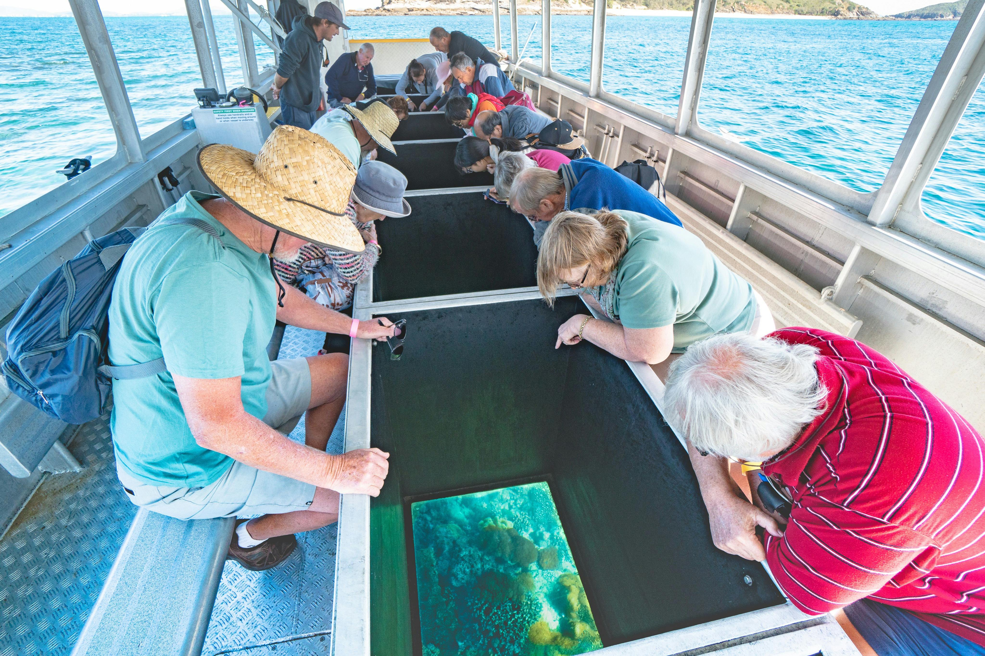 Upptäck levande marint liv och korallformationer från bekvämligheten av glasbottenbåten på Great Keppel Island.