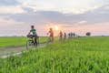 Ucieknij z ruchliwych ulic Siem Reap i odkryj okolicę o zachodzie słońca podczas tej spokojnej wycieczki rowerowej.