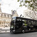 Le Bus Toqué Champs-Elysées przed paryskim ratuszem