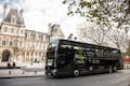 Автобус Le Bus Toqué Champs-Elysées напротив мэрии Парижа