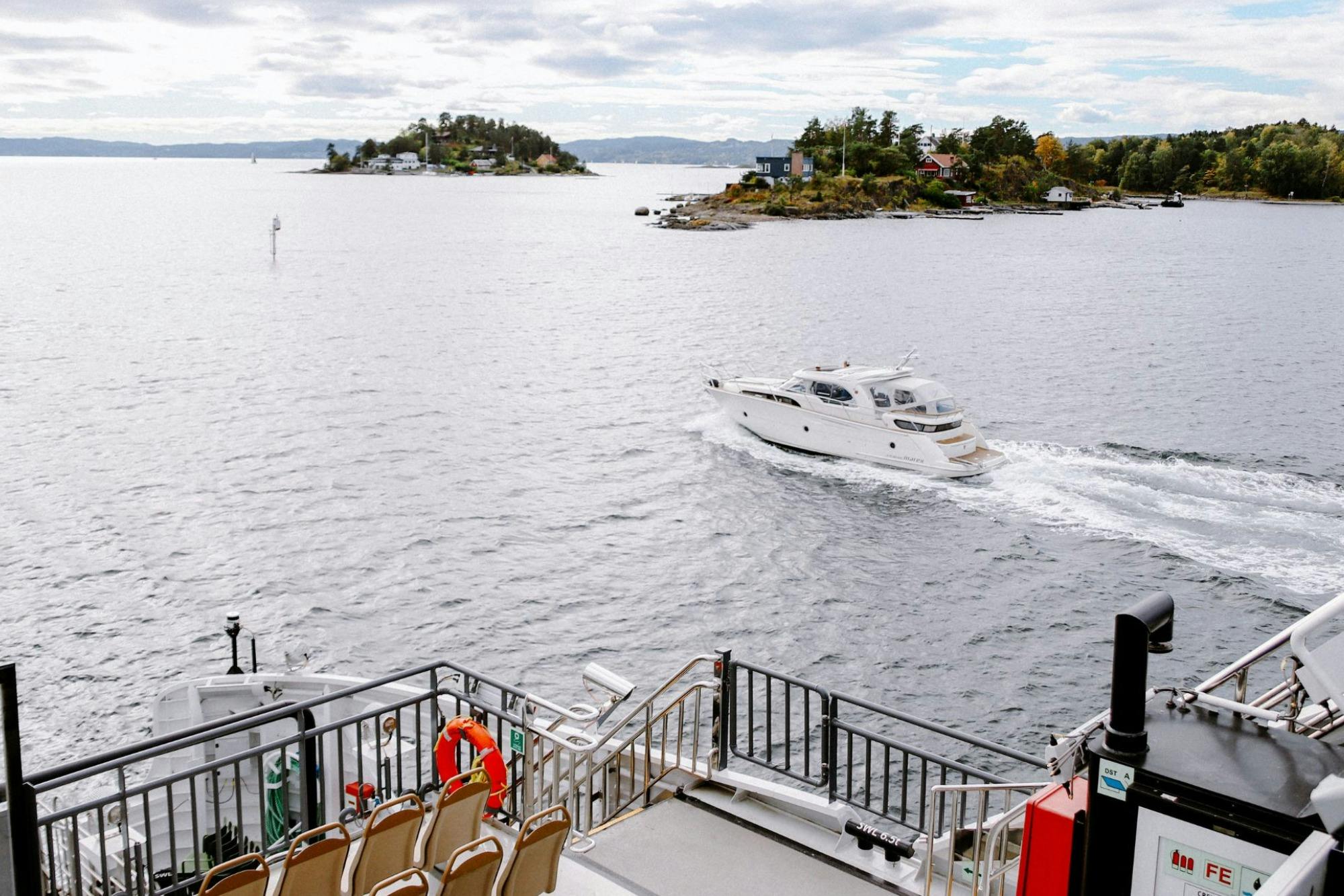 전기 보트를 타고 즐기는 관광