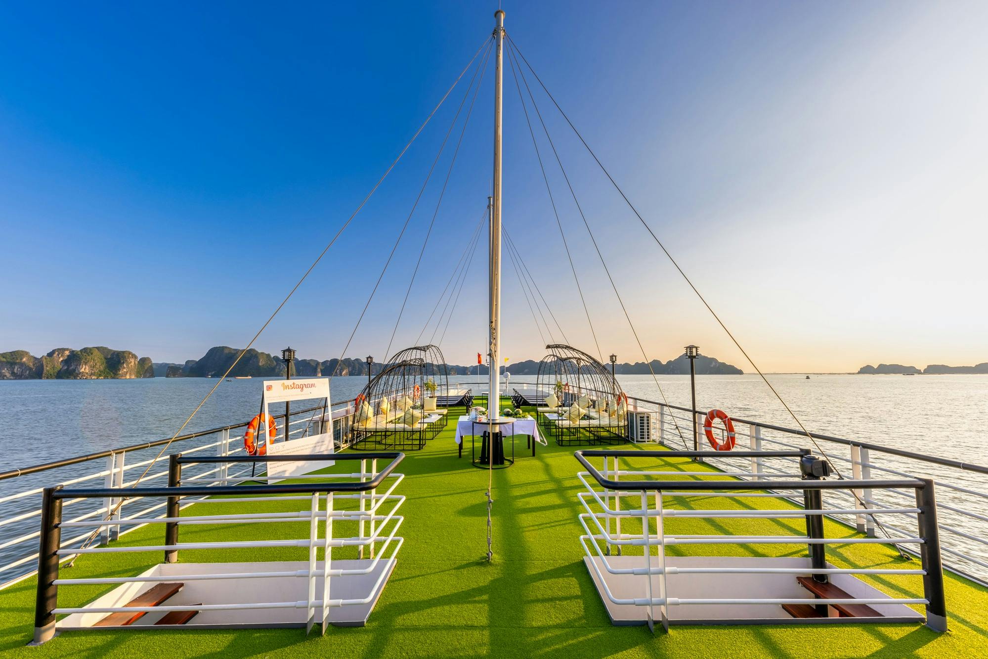 Baia di Ha Long: Tour Premium a 5 stelle in barca + buffet e festa al tramonto + trasferimento opzionale — 8