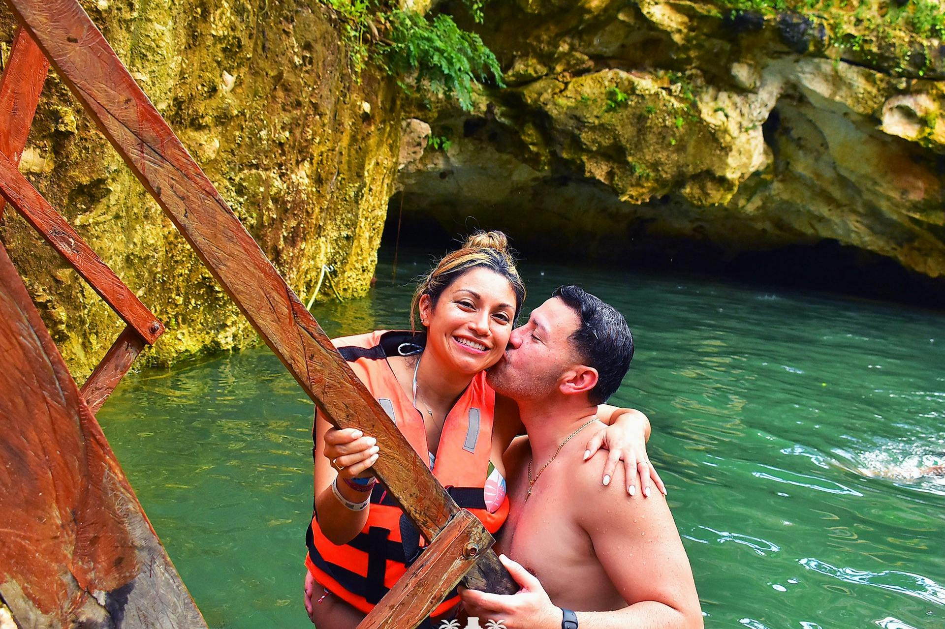 세노테 계단에서 포즈를 취하는 커플