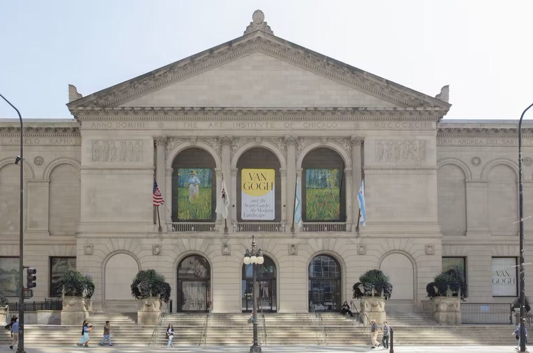 Η πρόσοψη του Ινστιτούτου Τέχνης του Σικάγο, με πανό για μια έκθεση του Βαν Γκογκ, σημαίες και ανθρώπους που περνούν από δίπλα.