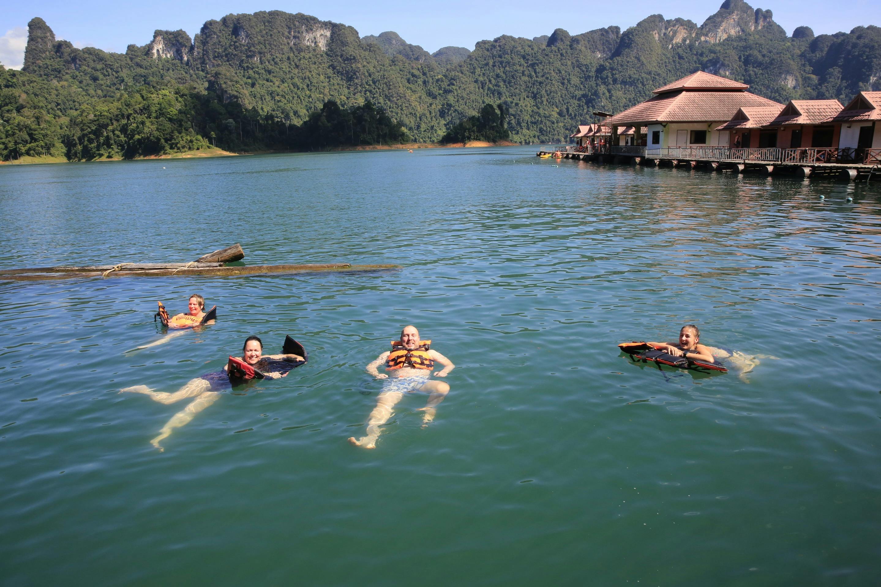 “沉浸在宁静中：在Cheow Lan湖的翡翠水中游泳”
