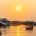 Goditi il tramonto sui villaggi galleggianti del Grande Lago Tonle Sap con delle bevande fresche.