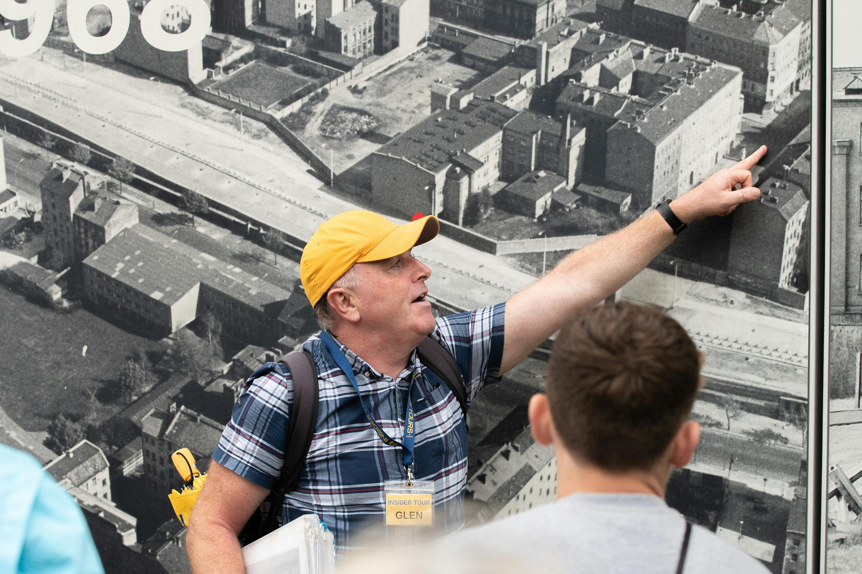 Průvodce na hraničním přechodu Checkpoint Charlie