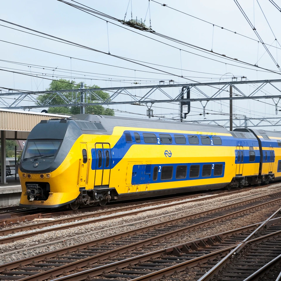 An NS train at Amsterdam Centraal, included in your Amsterdam travel ticket