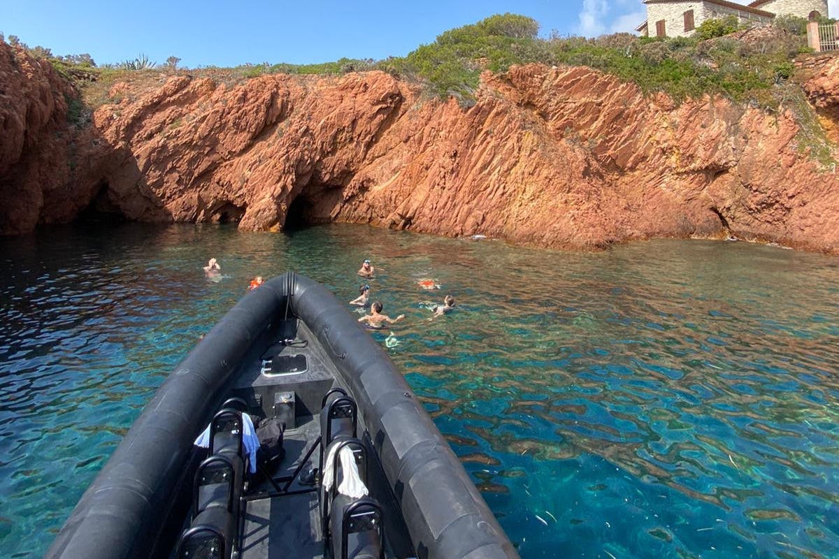 Leverantörens svarta ribbåtar MED JOCKEYSTOLAR