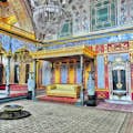 Собор Святой Софии, султанский диван, гарем, церковь Святой Ирины находятся всего в нескольких минутах ходьбы. Билеты в музеи Стамбула в Tripass.