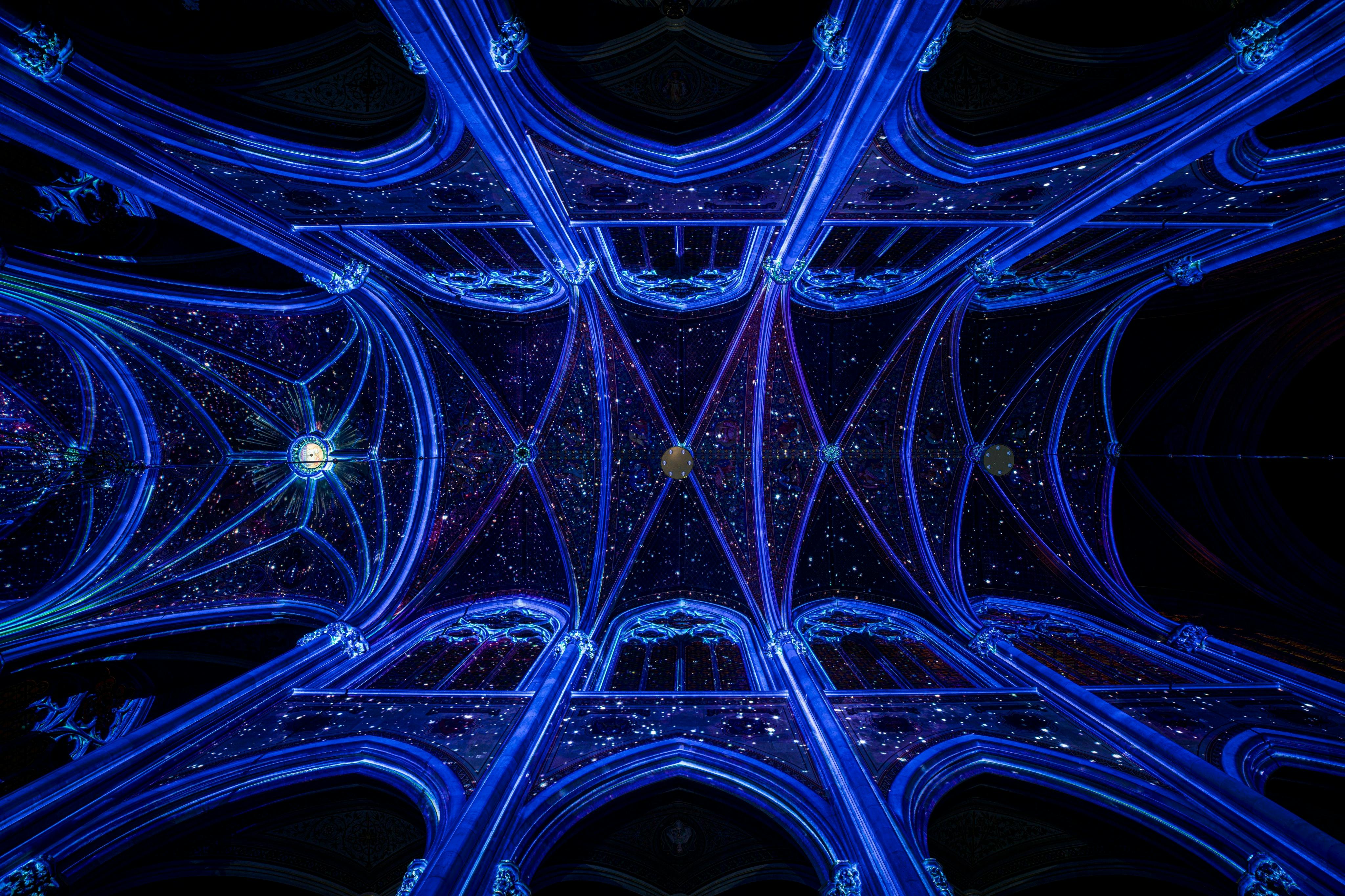 beleuchtete Decke der Votivkirche