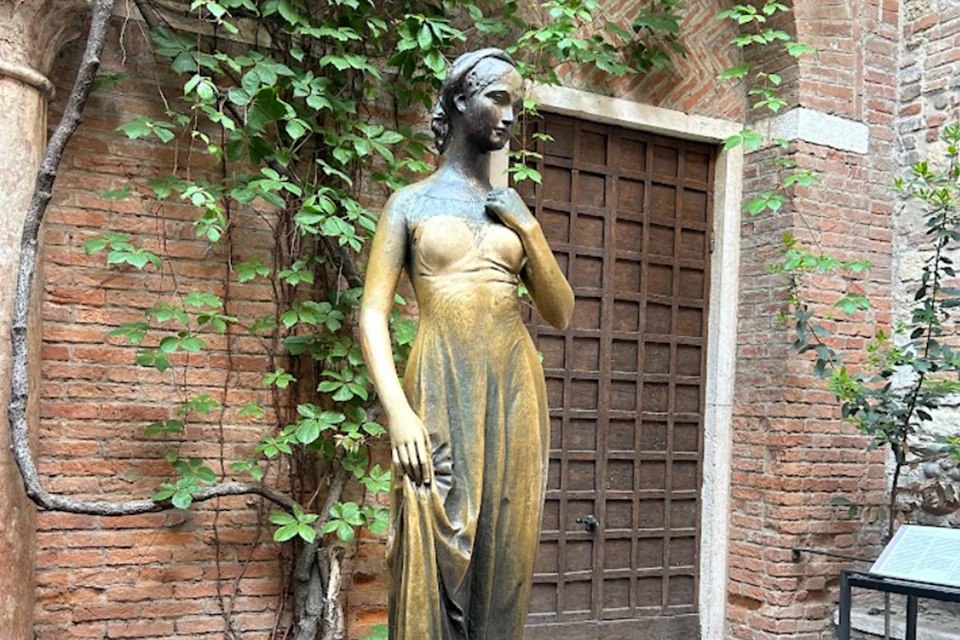 Bronze statue of Juliet