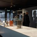 Sala de exposiciones con una cámara de cine, dos personas miran un clip en la pared con Humphrey Bogart e Ingrid Berg