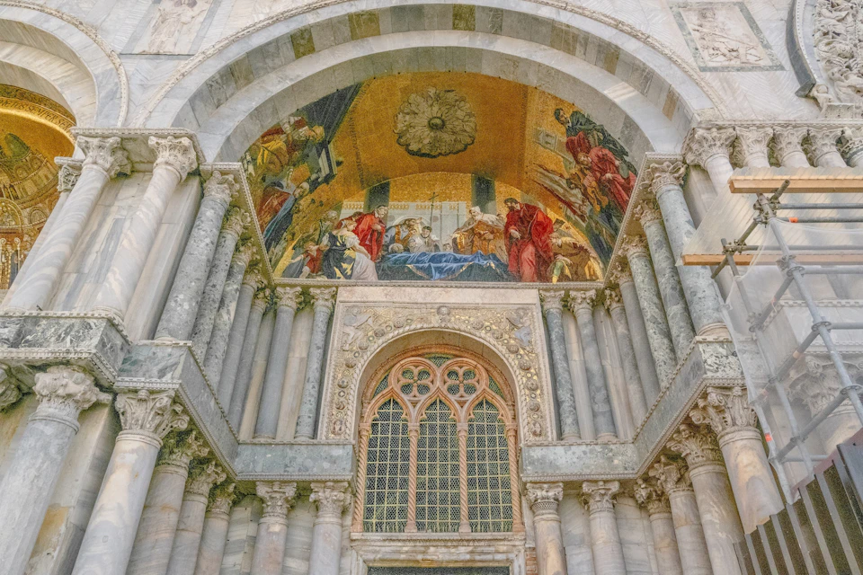 Front facade (niche detail)