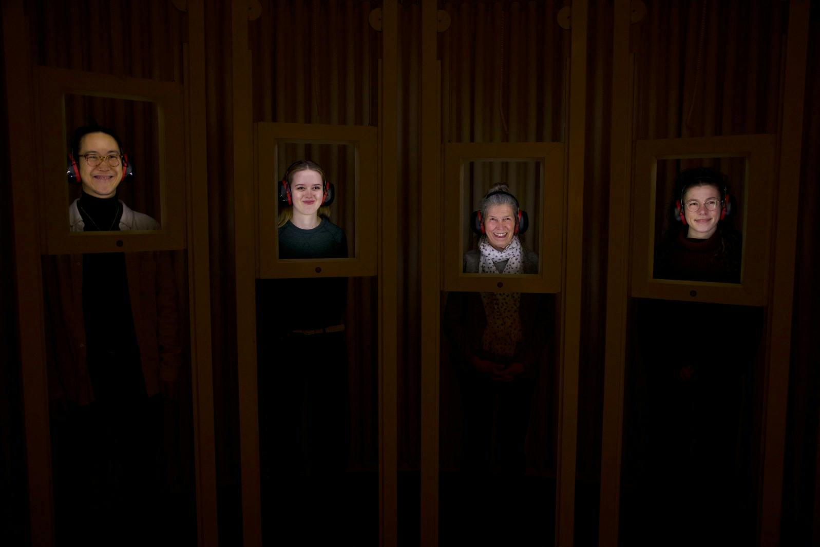 房客可以透过光线充足的画框观看。