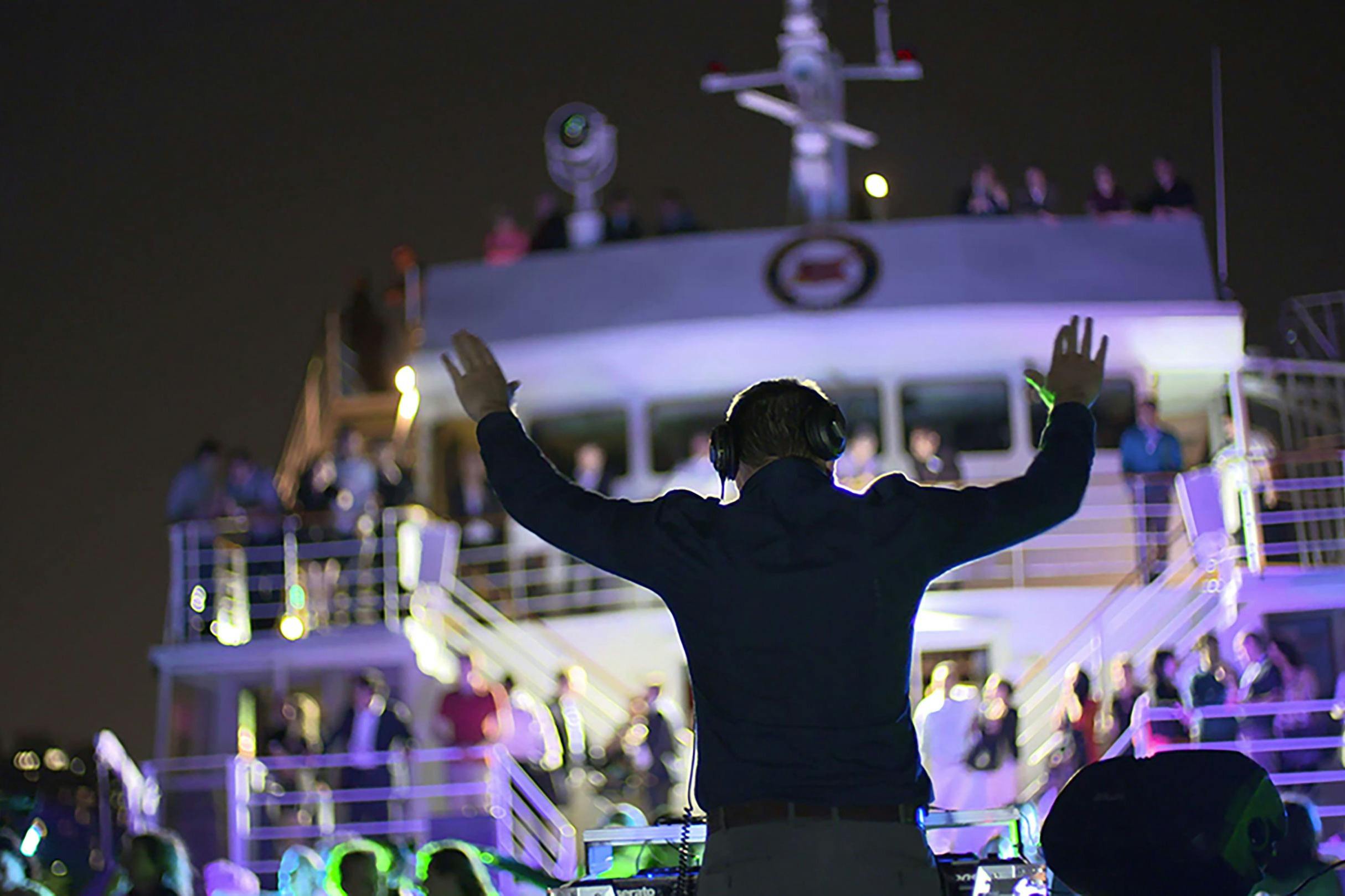 Québec City: Tour serale in barca con DJ dal vivo — 6