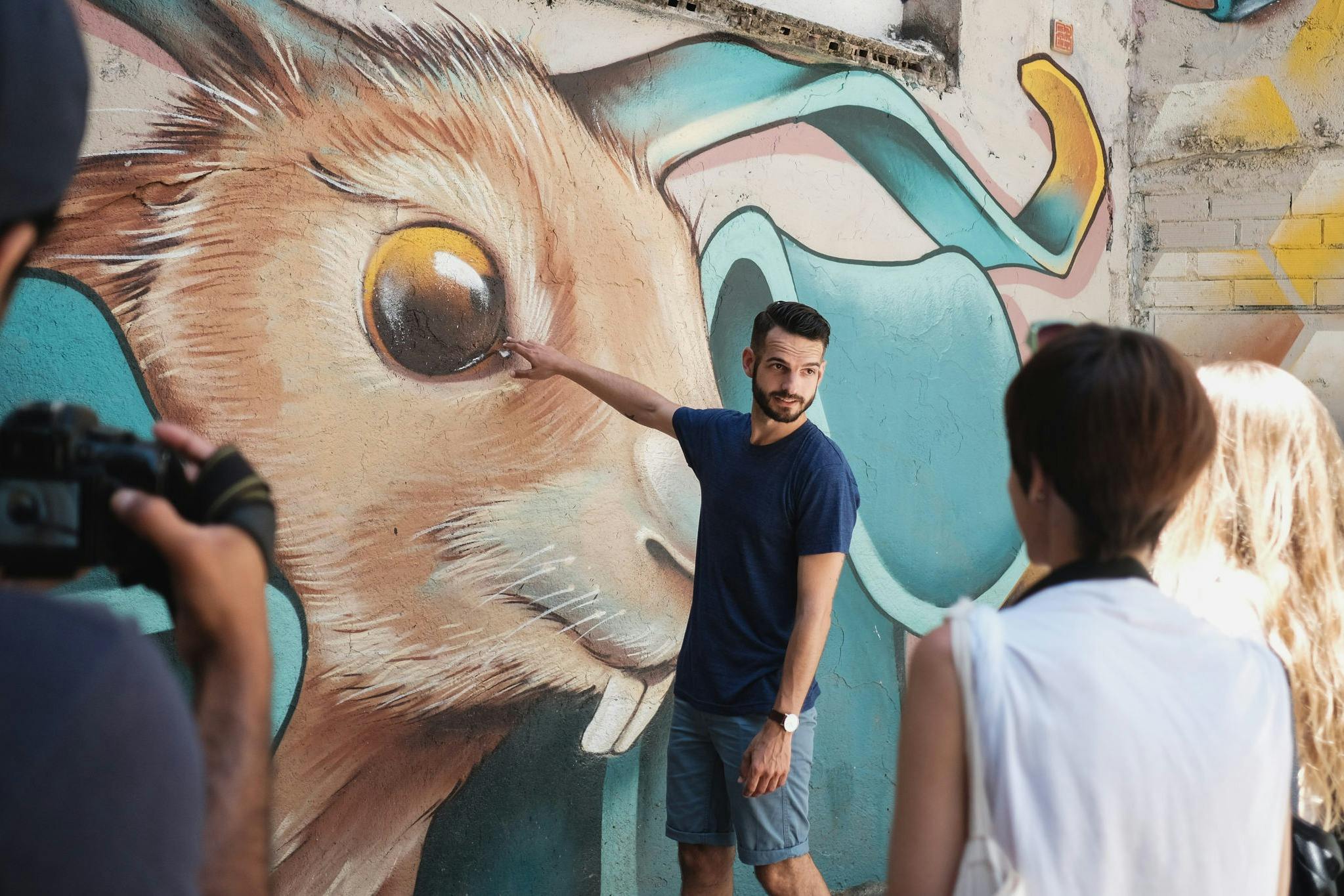 Le guide touristique indique une peinture murale super cool d'un rabit avec une écriture en style sauvage.
