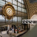 Widok w 3/4 na złoty zegar w Musée d'Orsay