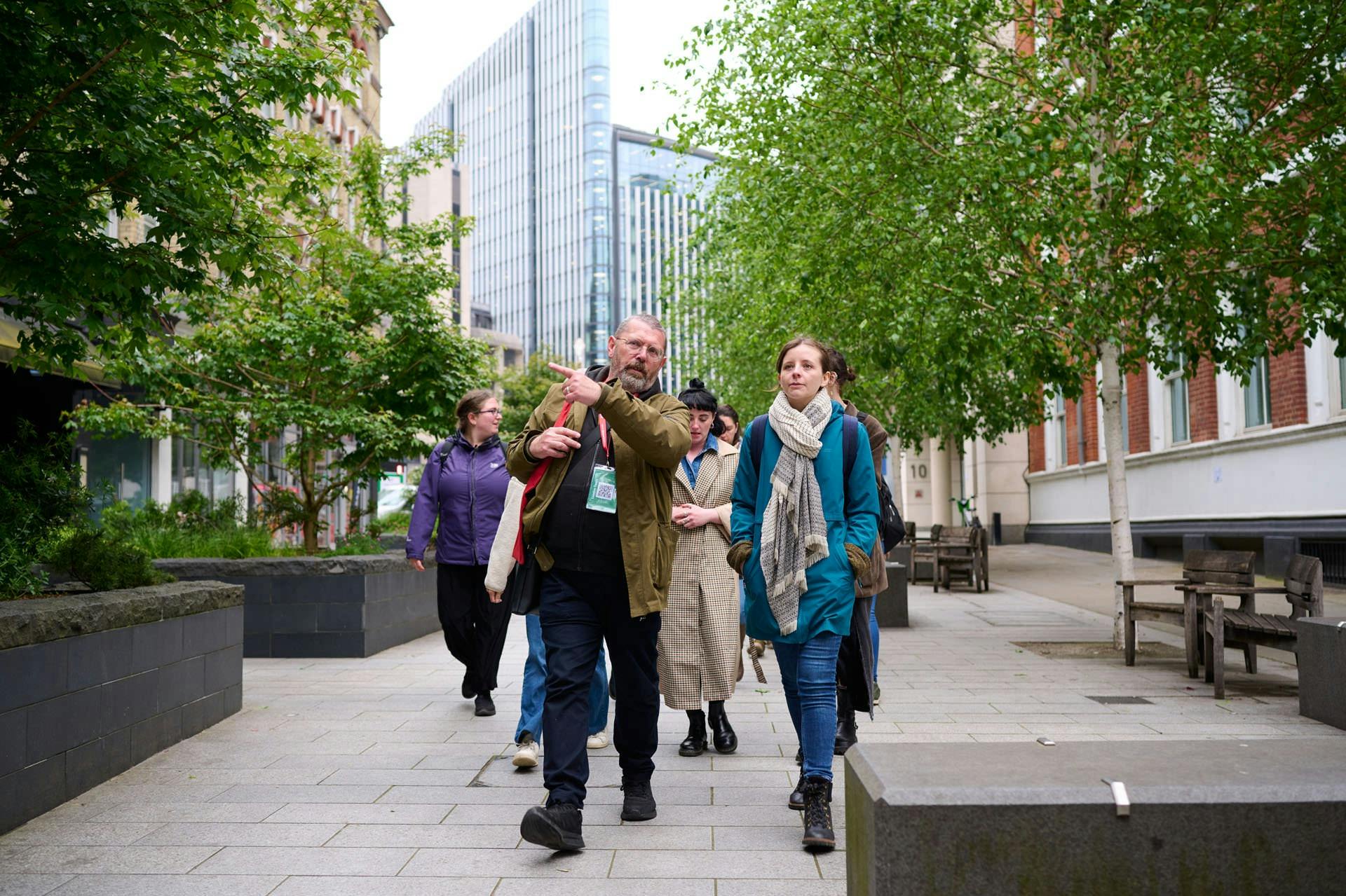 런던의 유서 깊은 펍에서 맛보는 에일의 맛과 이야기