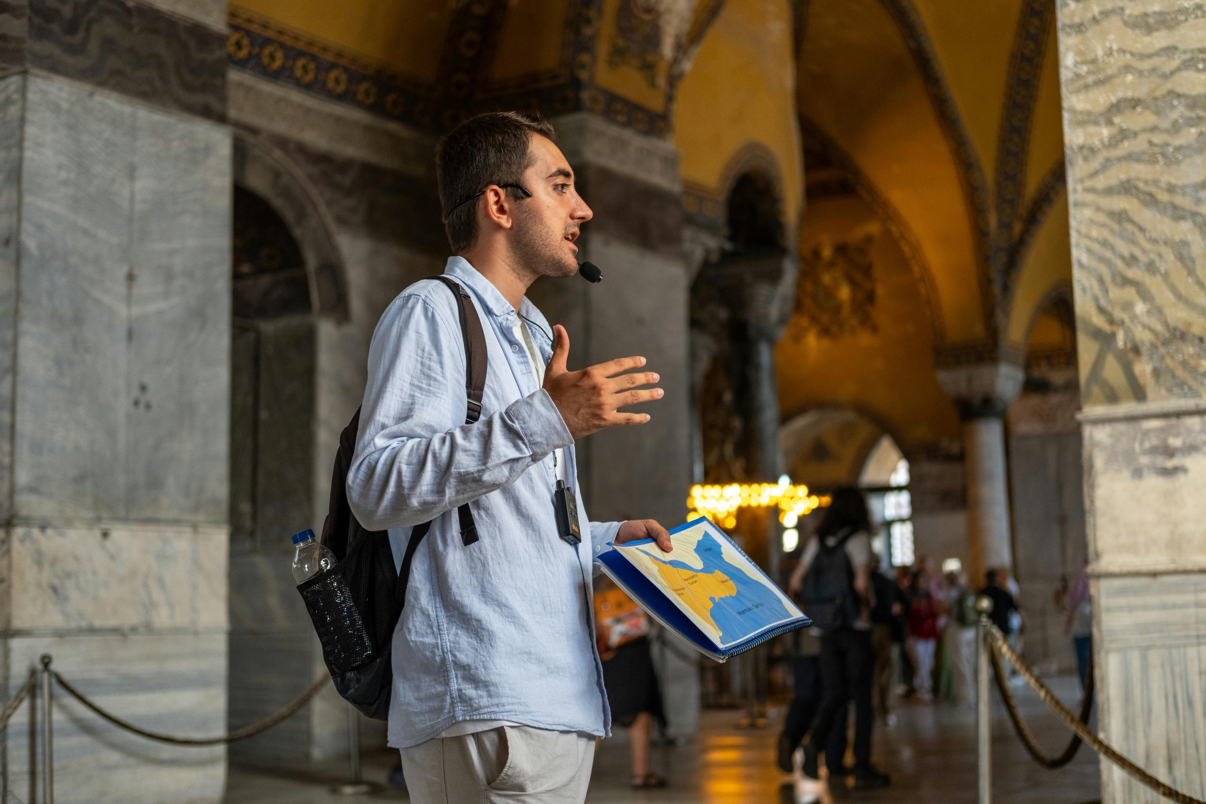 Οι έμπειροι ντόπιοι ξεναγοί καθοδηγούν τις ξεναγήσεις για μια πιο διαδραστική εμπειρία.