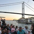 Το Στενό του Βοσπόρου στην Κωνσταντινούπολη κοιτάζει τη γέφυρα που συνδέει την Ασία με την Ευρώπη