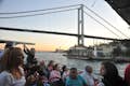 아시아와 유럽을 연결하는 다리를 바라보는 이스탄불 보스포루스 해협
