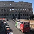Io autobus davanti al Colosseo