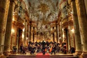 Orkest in het heiligdom van de St. Karelskerk Wenen