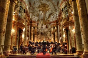 Orkiestra w sanktuarium kościoła św. Karola w Wiedniu