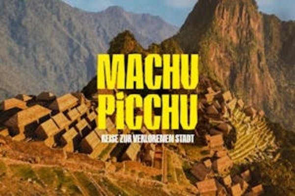 Forntida ruiner av Machu Picchu med stor gul text "Machu Picchu" och tysk undertext mot en bergig bakgrund.