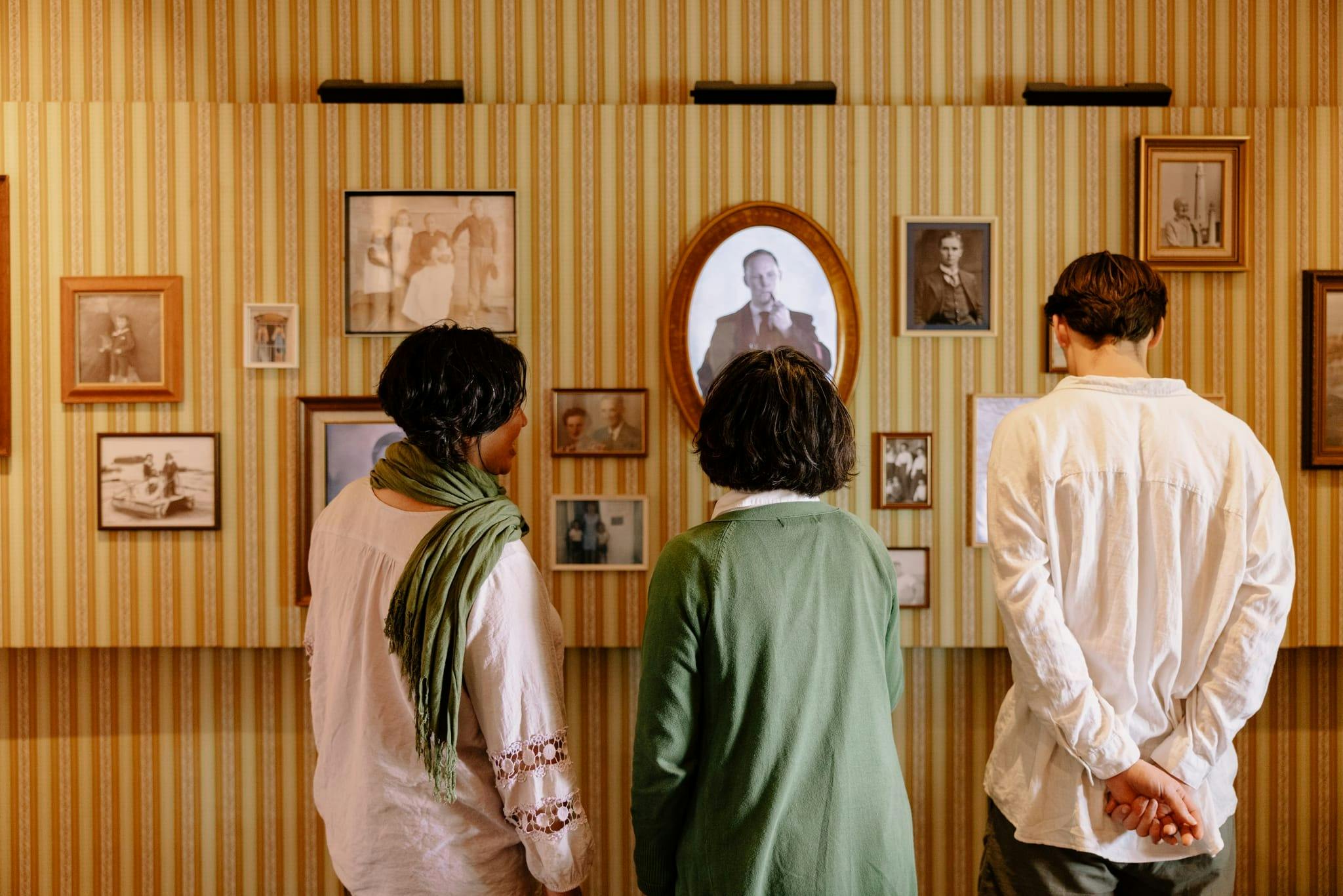 参观讲解中心的游客。