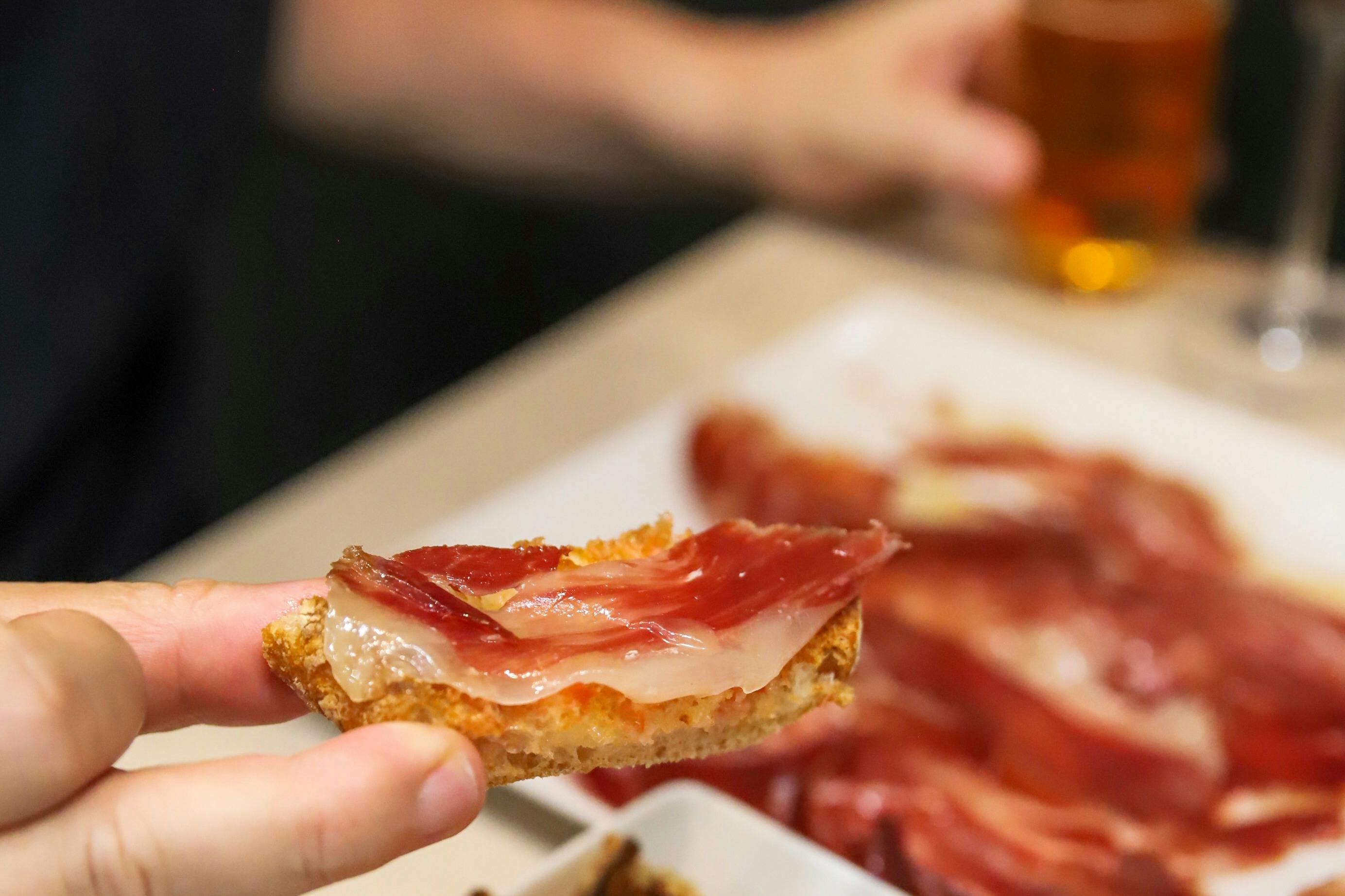 Coca bread με ντομάτα και ζαμπόν