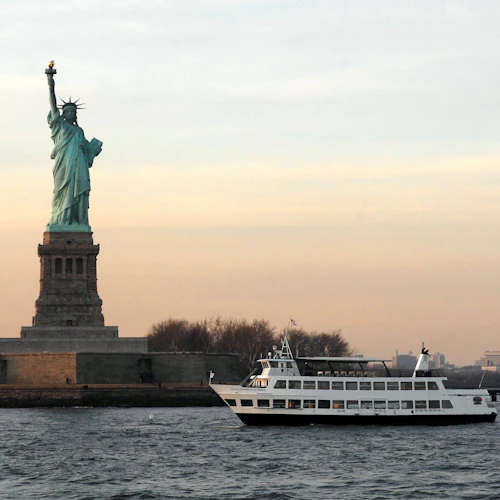 Empire State Building e Ellis Island: Entrada, cruzeiro + ônibus hop-on hop-off 24 horas - Photo 3