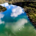 川を下っていくパドルボーダーの空中写真
