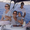 familia disfrutando de un día en el barco