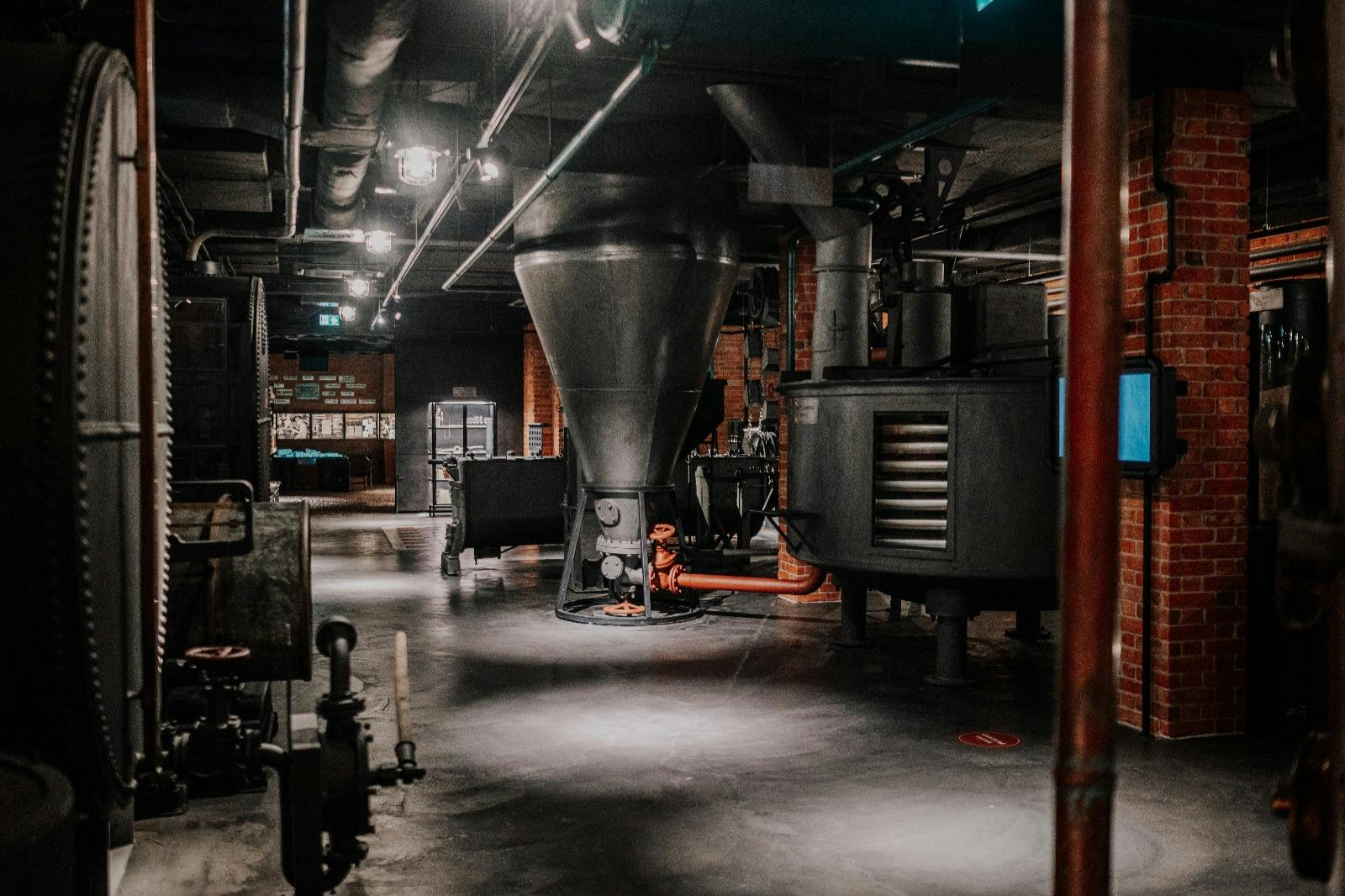 골동품 보드카 증류 기계.