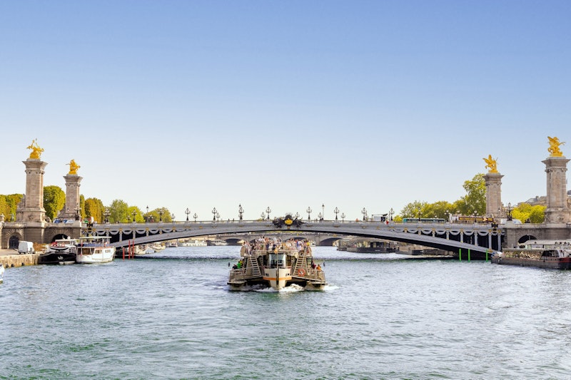 מגדל מונפרנס ושייט בנהר הסיין בפריז בParis — תמונה 8