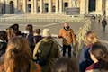 Foto di una delle nostre guide che spiega la facciata della Basilica dalla piazza.