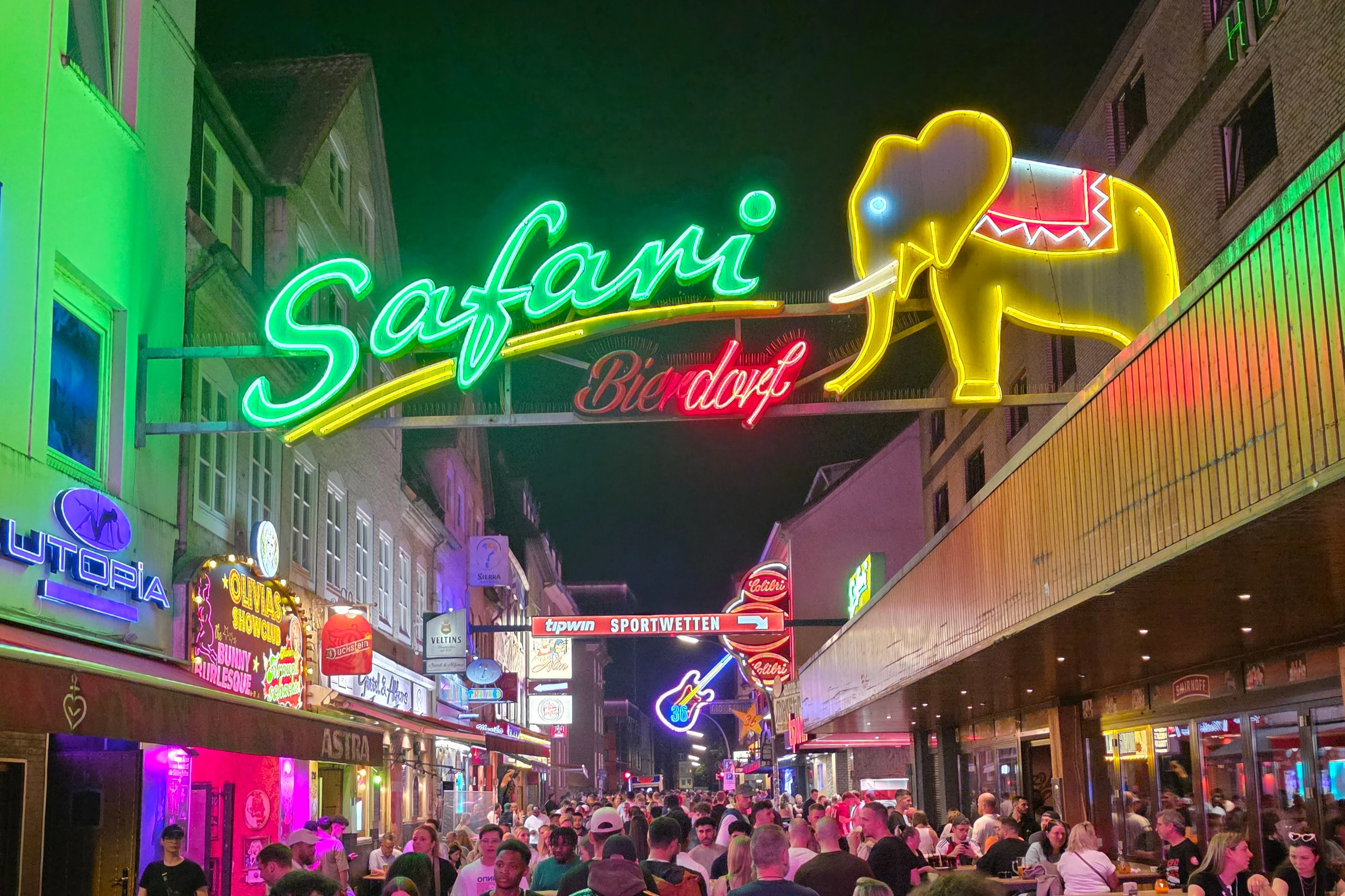 Hamburg: Reeperbahn Guided Night Walking Tour