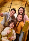 La famiglia tiene in mano lingotti d'oro mentre si trova nel caveau del signor Monopoly